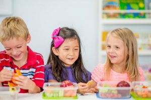 Tips Memilih Makanan dan Minuman Kemasan yang Lebih Sehat untuk Anak