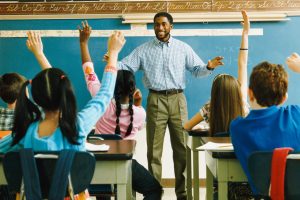 Mengajarkan anak untuk menghormati guru di sekolah