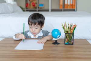 7 Langkah Mengajarkan Anak Belajar Menulis