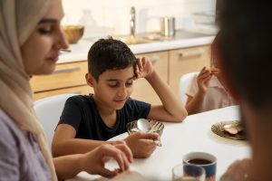 Puasa Pertama Anak? Begini Cara Mendampinginya